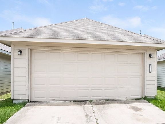 3rd image of 6335 Mountain Pines Ln