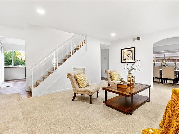 5th image of 387 Vale Dr