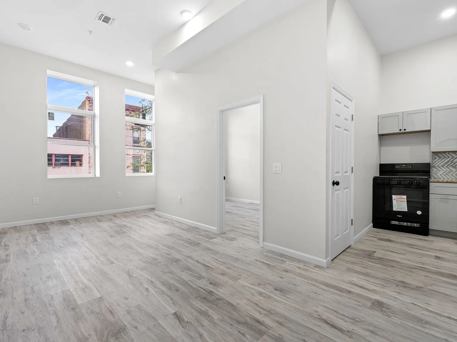 1 bed, 900 sqft, $1,800 — Photo 3
