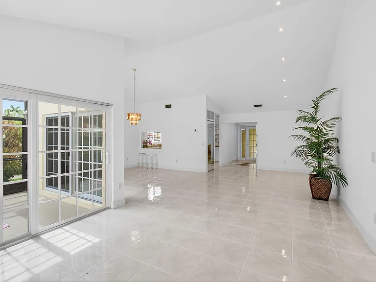 6105 Via Laguna Ln — Photo 16