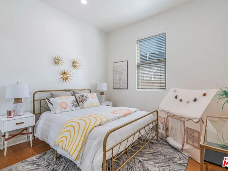 3718 S Barrington Ave — Photo 11