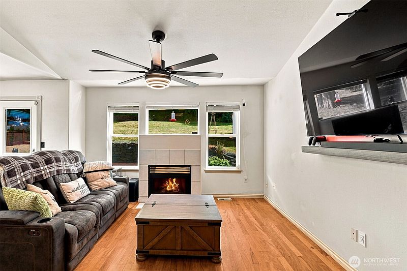 5th image of 914 288th Street Ct E