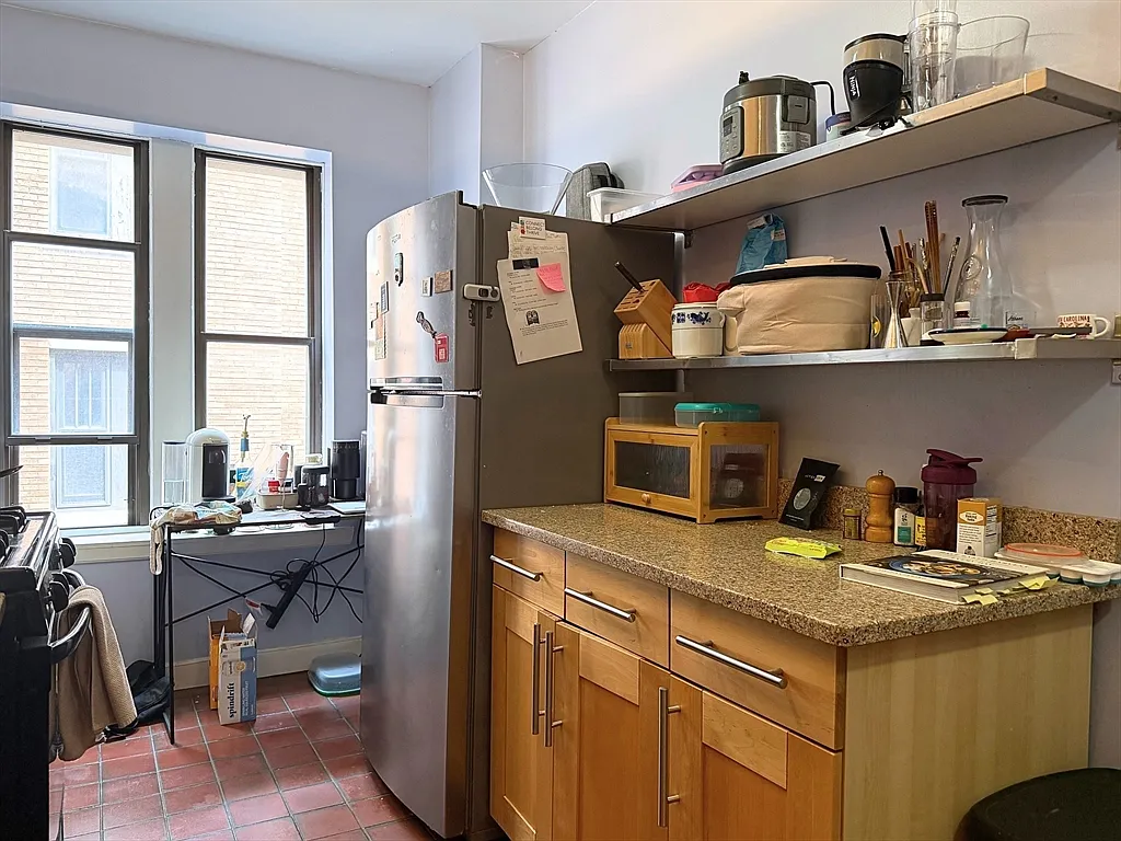 3 bed, 1.0 bath, 1000 sqft, $4,800 — Photo 3
