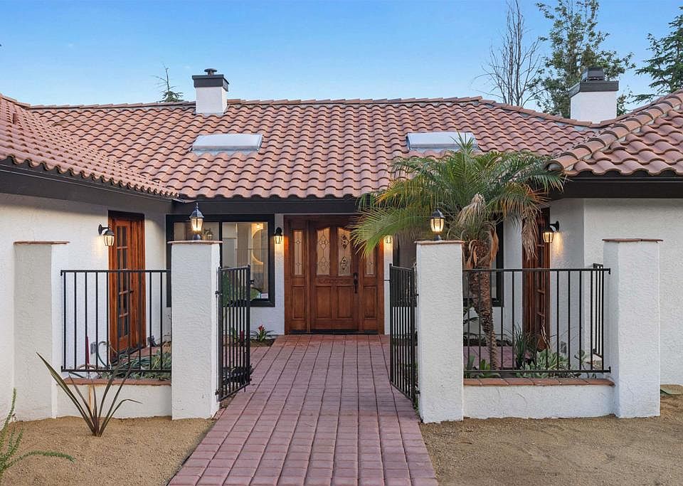 1st image of 4718 Calle De La Vuelta