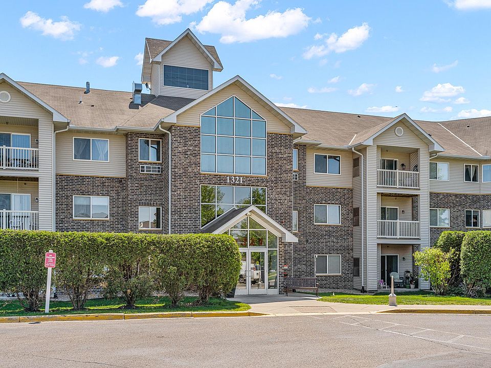 1st image of 1321 Lake Dr #328