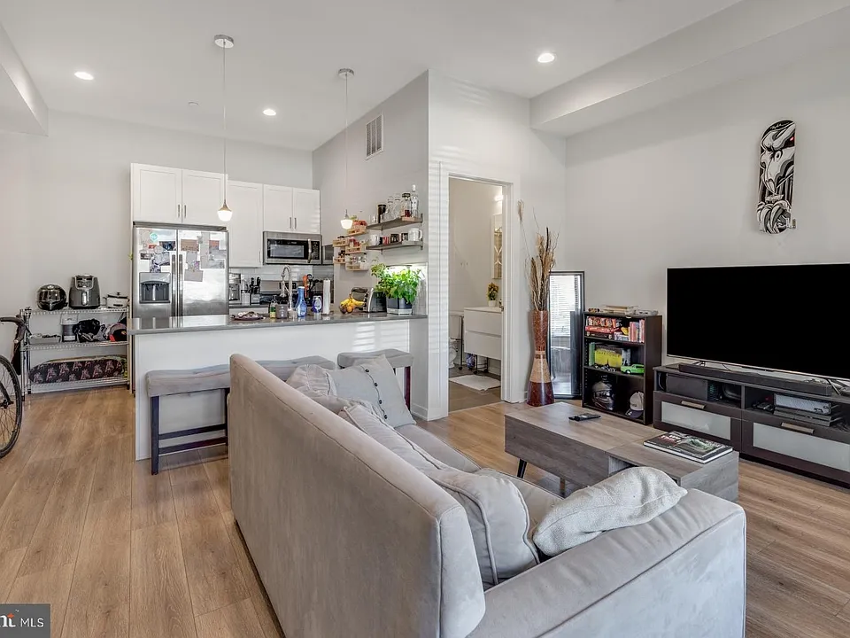 385 Martin St #1F