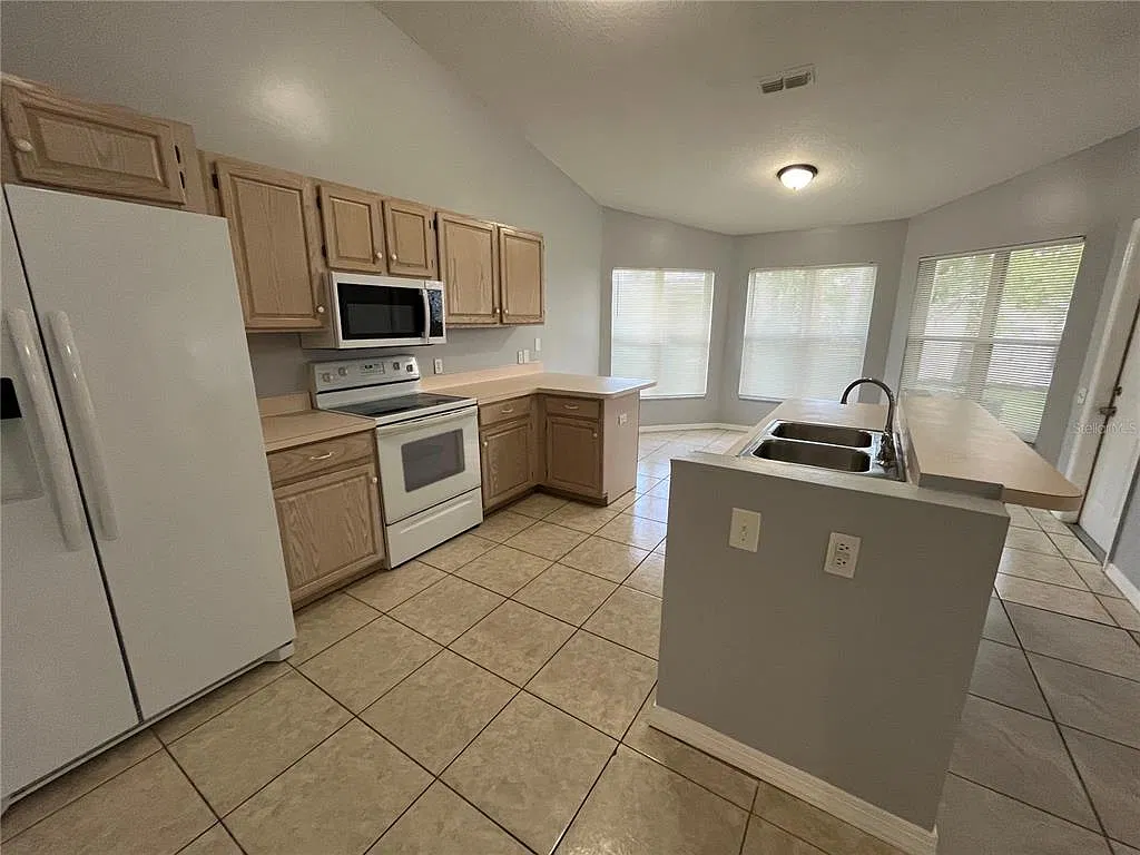 3 bed, 2.0 bath, 1577 sqft, $1,920 — Photo 4