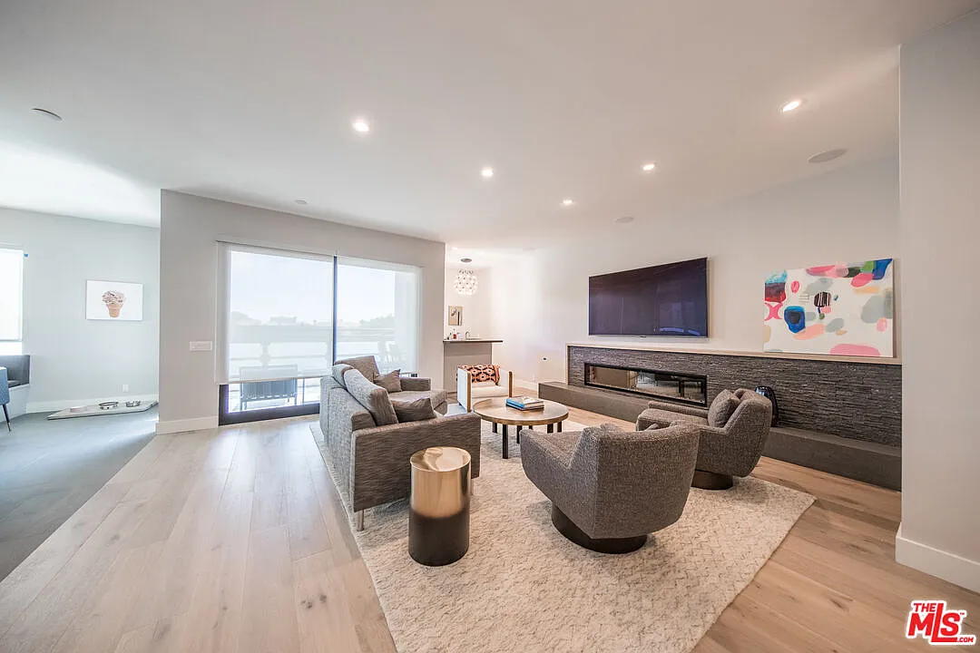4 bed, 6.0 bath, 4100 sqft, $21,000 — Photo 3