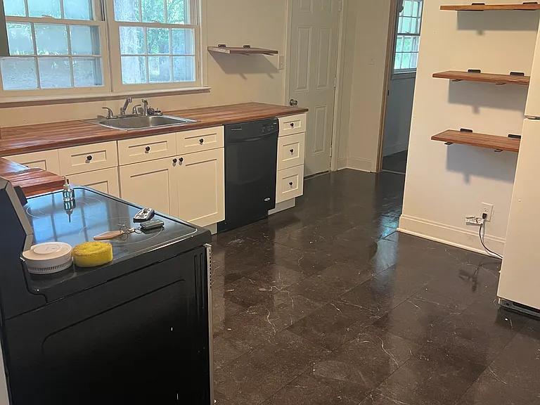 613 Hillcrest Ave — Photo 2