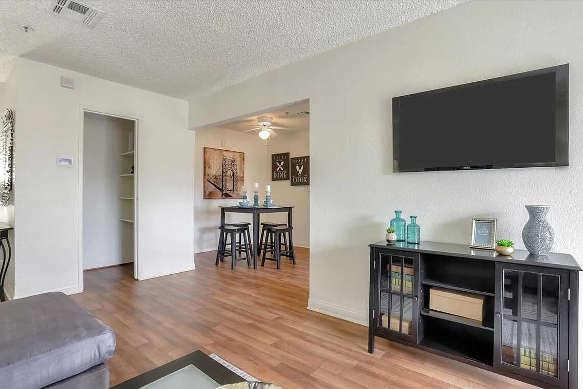 Sterling Sahara Apartments — Photo 4