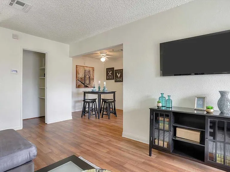 Sterling Sahara Apartments — Photo 16