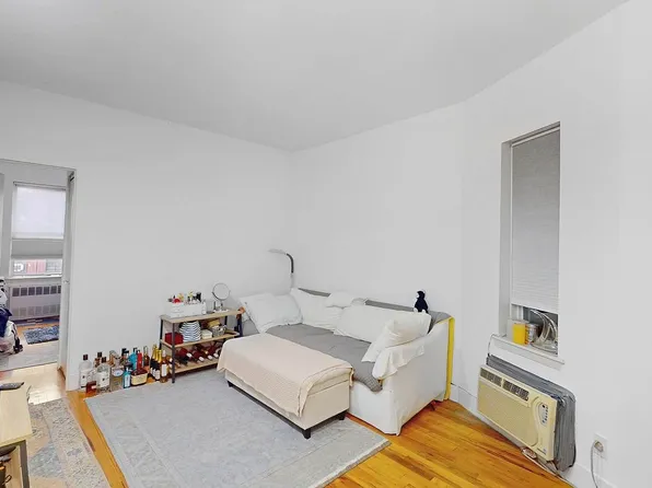 319 E 73rd St #2D, New York, NY 10021