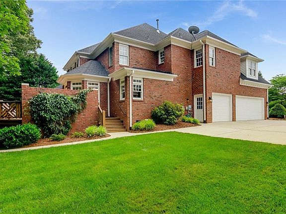 3rd image of 14 Winterberry Ct