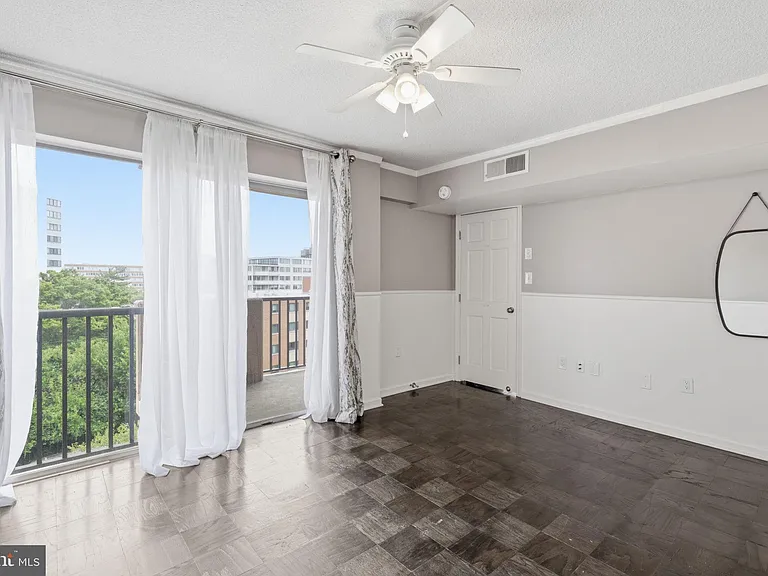 1300 Army Navy Dr #916 — Photo 11