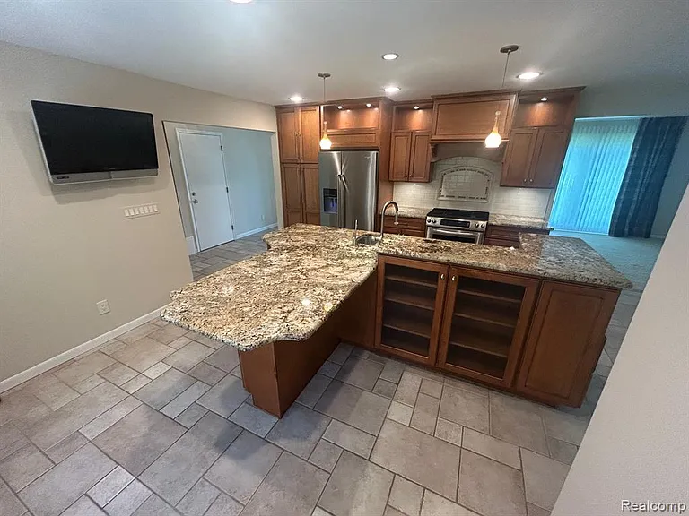 24915 Lakeland St — Photo 7