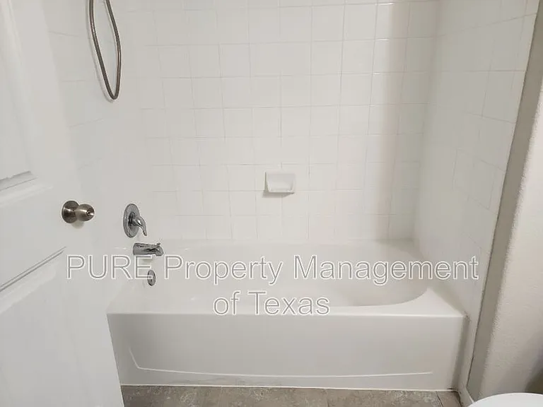 1019 Granbury Cv — Photo 15
