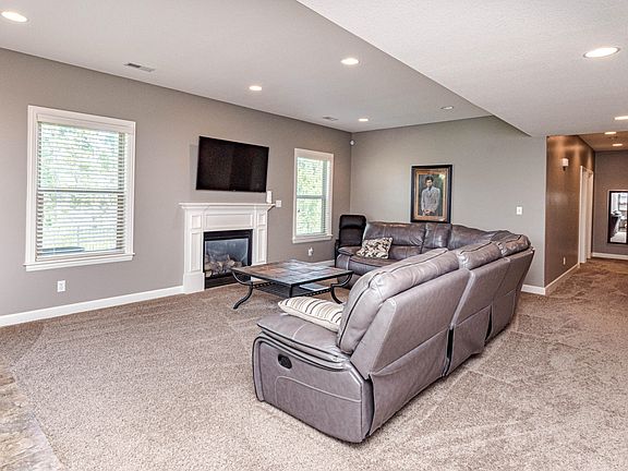 4 LL Family Rm with Wet Bar