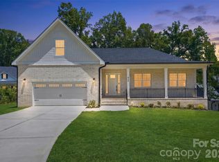825 Breezewood Dr, Charlotte, NC 28262