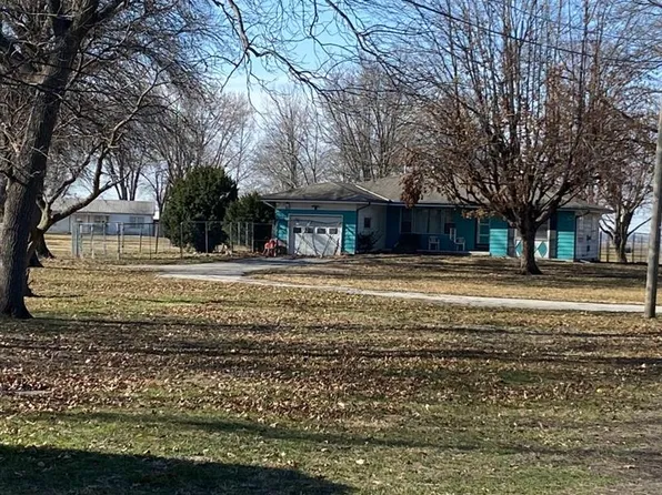 202 W 8th St, Henrietta, MO 64036
