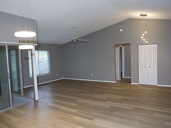 5th image of 28444 Tanglewood Dr