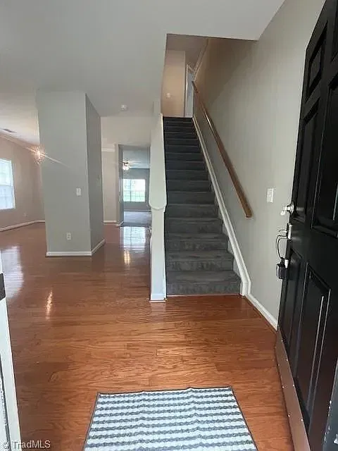 5 bed, 3200 sqft, $2,300 — Photo 3