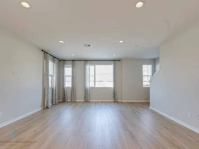 10910 Scottsbluff Dr — Photo 10