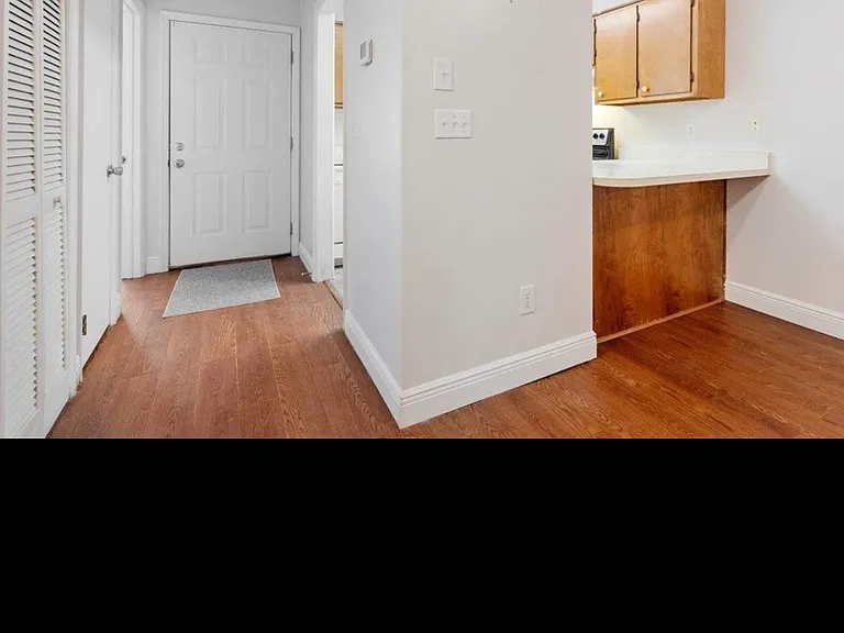 1101 Green Tree Ct #B — Photo 18