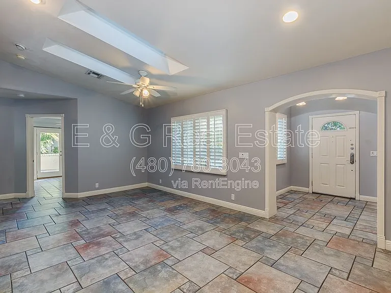 526 E Flynn Ln — Photo 5