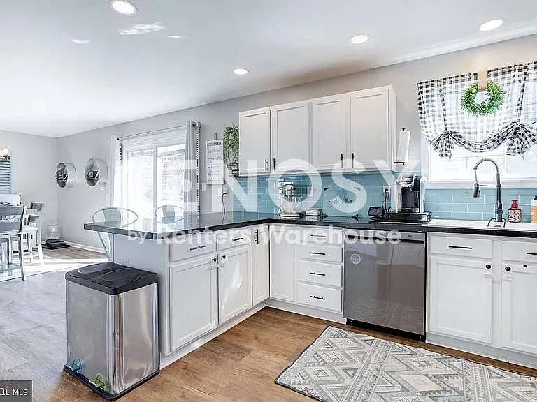 Available October 16th -4 Br- 3,5 Bath - Beautiful Home That Shows The Pride Of Home Ownership. — Photo 2