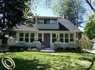 2325 Pontiac Dr, Sylvan Lake, MI 48320