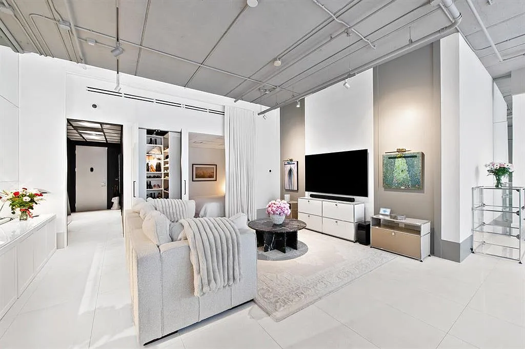 1 bed, 1.0 bath, 967 sqft, $2,800 — Photo 1