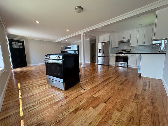 4th image of 133 Stroud Ave Floor 1