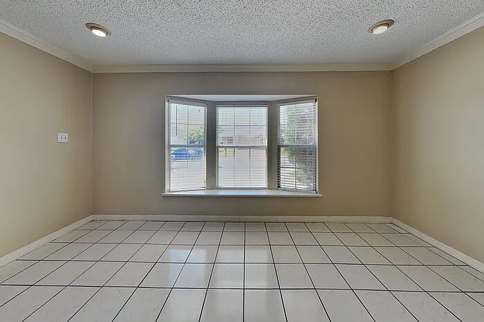 3 bed, 2.0 bath, 2068 sqft, $2,095 — Photo 4