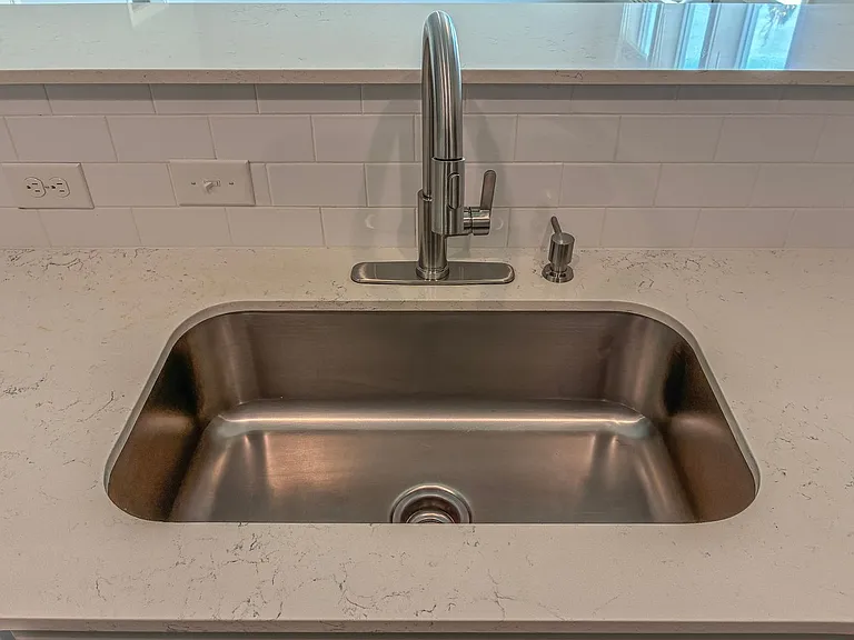 7100 N Greenwich Ave — Photo 4