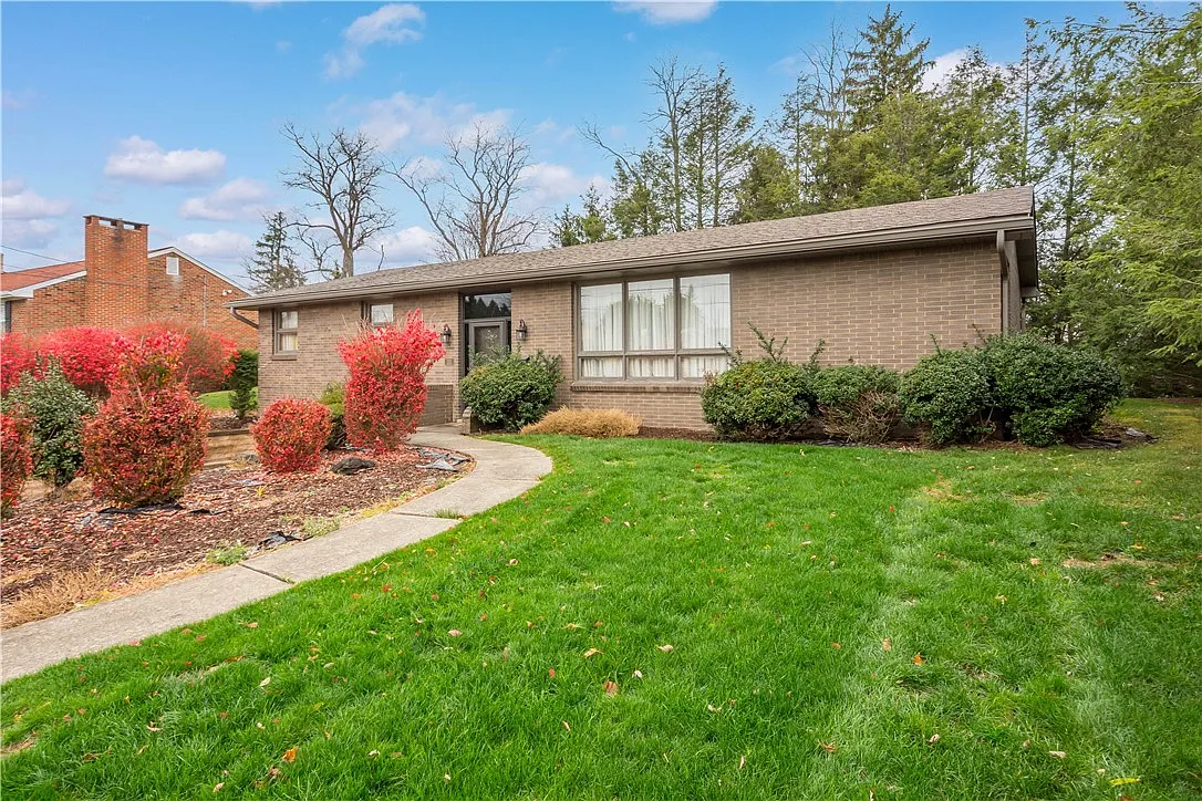 111 Victoria Dr photo 1