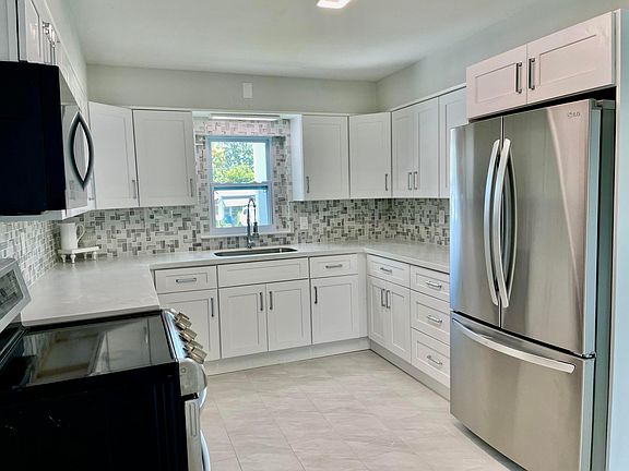 3rd image of 2324 NE Pine Ridge Street