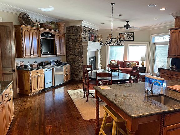 3rd image of 230 Willow Dr
