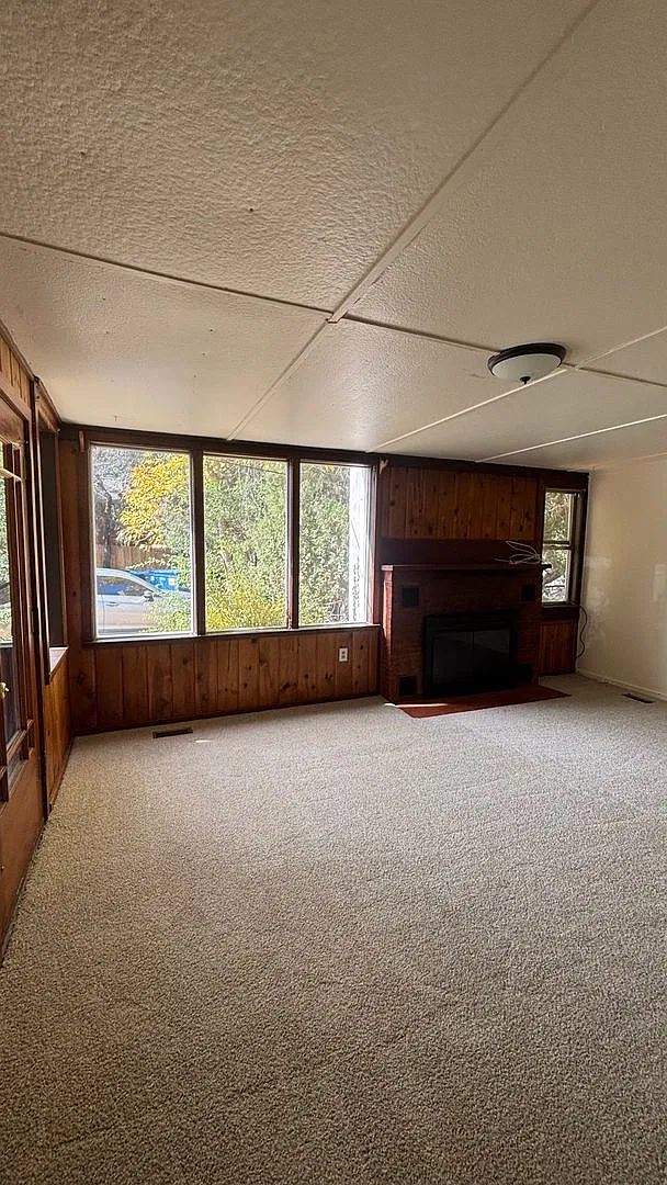 Spacious 2-bedroom, 1-bath rental in the heart of Manitou Springs with plenty of historic charm a... — Photo 4