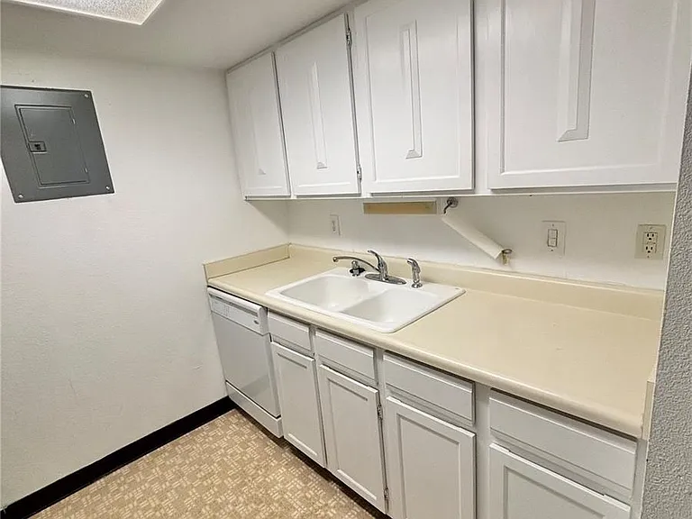 1150 Golden Cir #501 — Photo 7