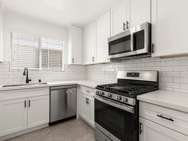 (El/Eu/Yo:B) 325 S. Rexford Drive — Photo 7