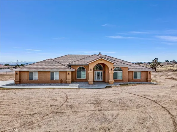 8929 Yucca Terrace Dr, Phelan, CA 92371