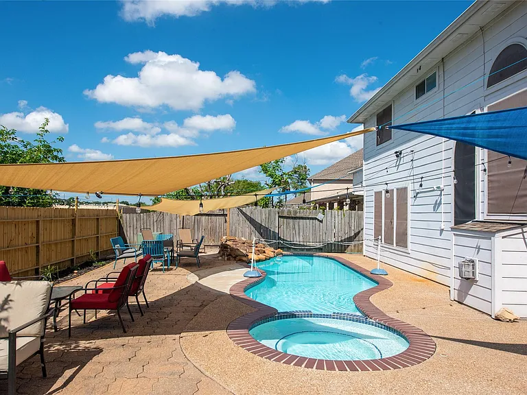 10815 Oak Bayou Ln — Photo 37