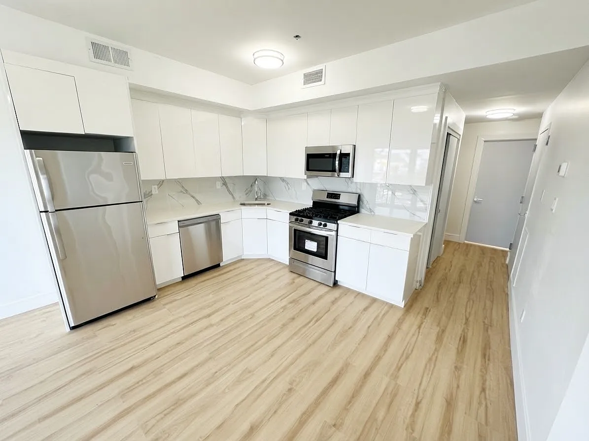 2 bed, 899 sqft, $3,199 — Photo 3