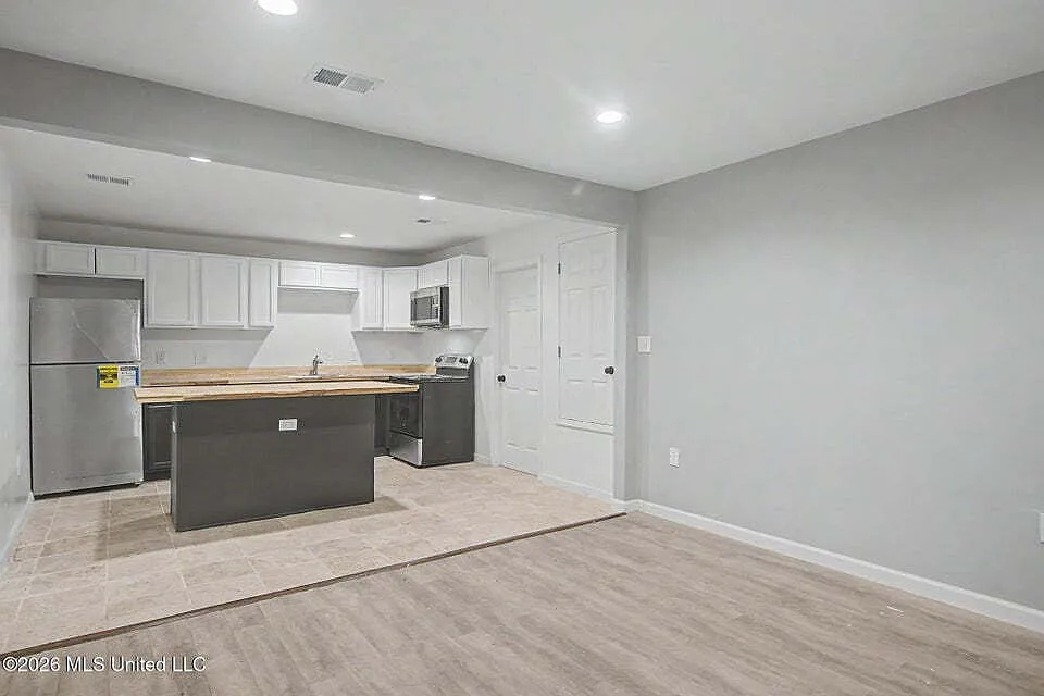 3 bed, 1.0 bath, 998 sqft, $1,400 — Photo 3
