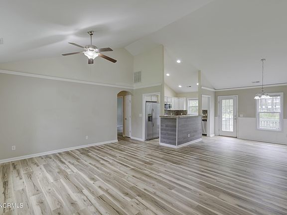 2nd image of 202 E Peyton Pl