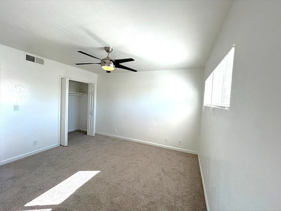 1 bed, 1 bath - cozy carpet bedroom with large closet