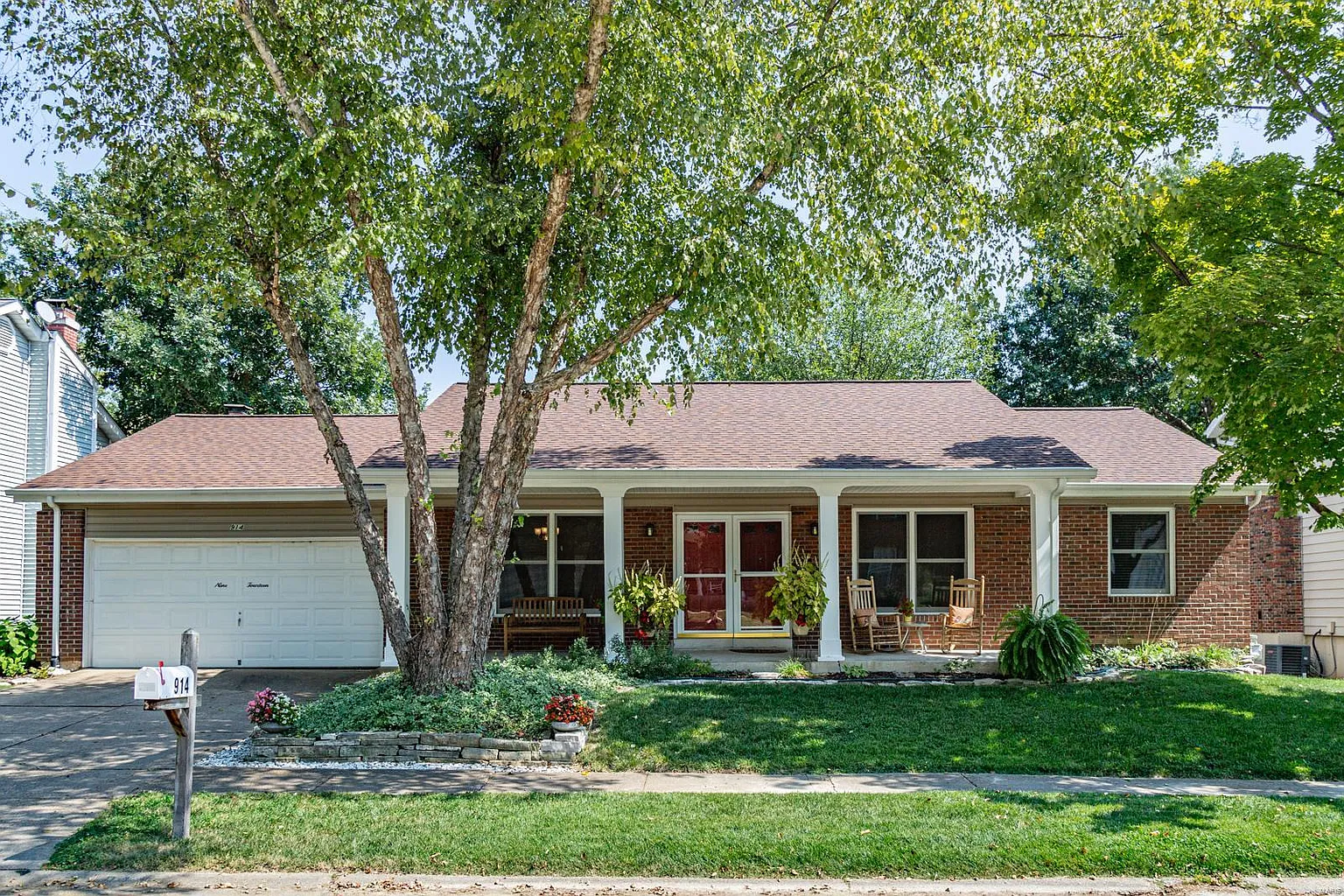 914 Pontoison Dr photo 1