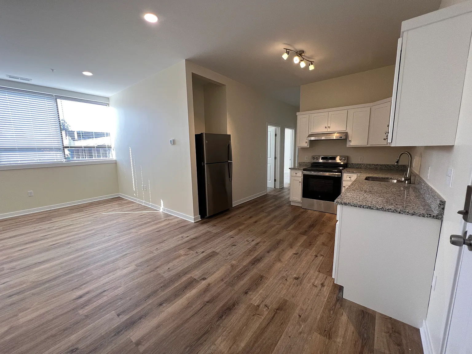 350 Center St — Photo 2