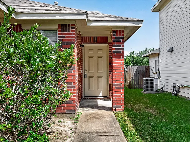 827 Royal George Ln — Photo 5