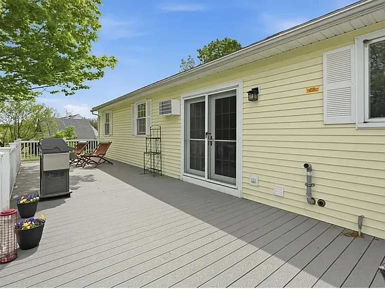 73 N Maple St — Photo 21